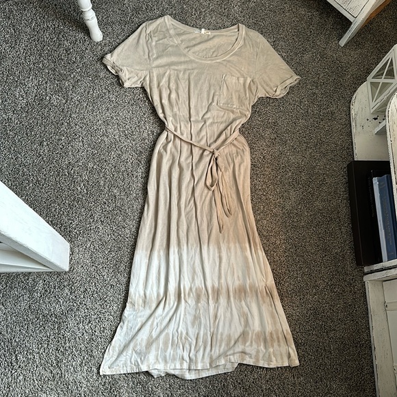 C&C California Dresses & Skirts - NWOT Cream T-shirt tie Dress
